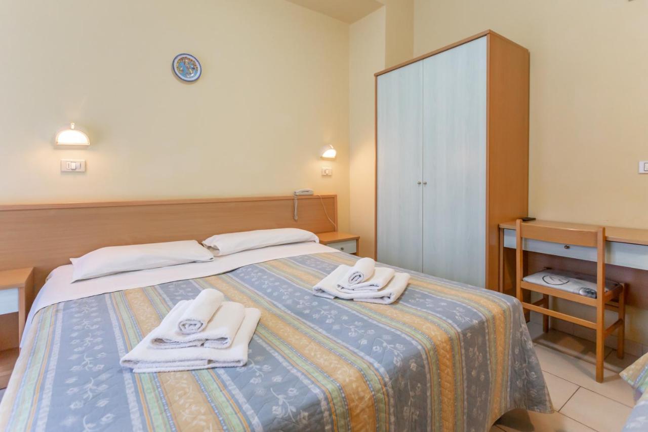 Hotel Valparaiso Римини Экстерьер фото