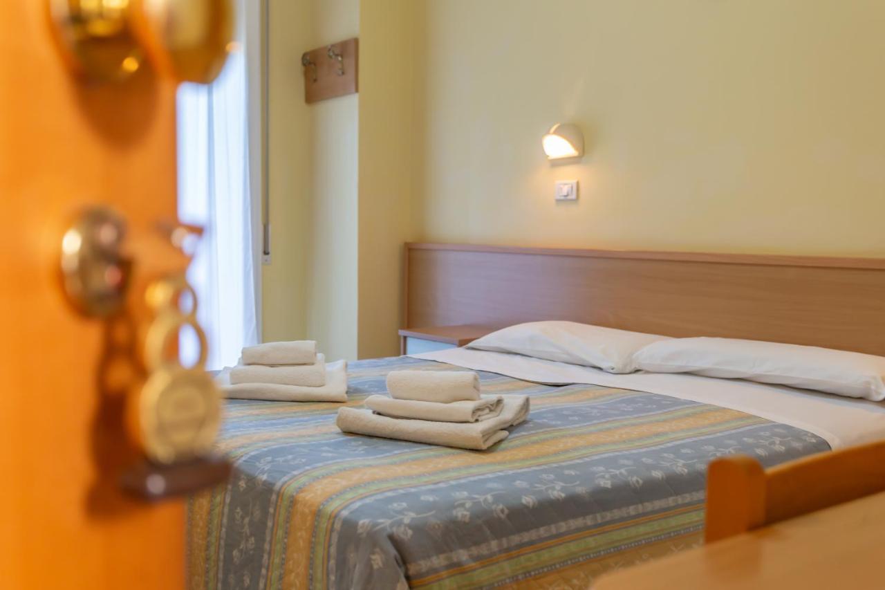 Hotel Valparaiso Римини Экстерьер фото