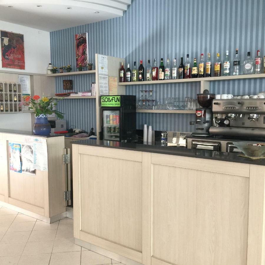 Hotel Valparaiso Римини Экстерьер фото