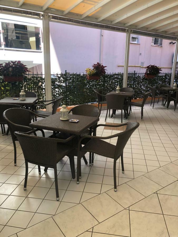 Hotel Valparaiso Римини Экстерьер фото